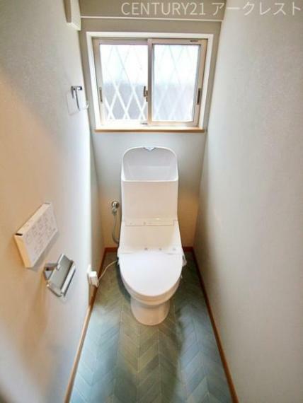 トイレ 小窓付きの1階の温水洗浄便座付トイレ