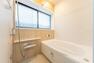 浴室 明るいアクセントウォールに大きな窓付きの浴室はリラックスしたバスタイムが過ごせます。
