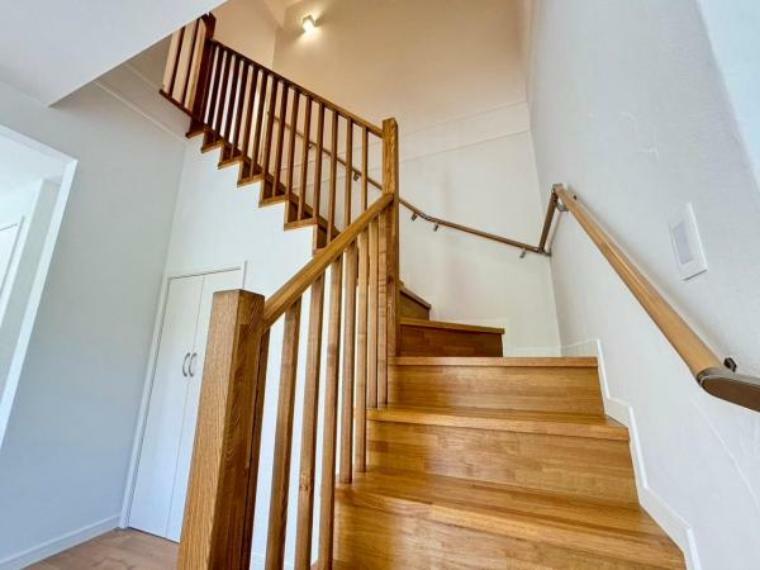 リビング階段はデザイン性にも優れ、空間を広く見せる効果も！