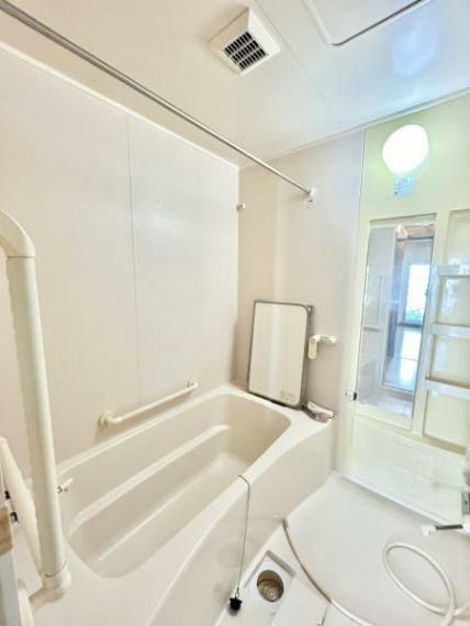 浴室 【ユニットバス】ユニットバスです。リフォームでは、新品に交換致します。ゆったり足が伸ばせる1坪サイズのお風呂です。新品のお風呂で1日の疲れを癒すことができます。