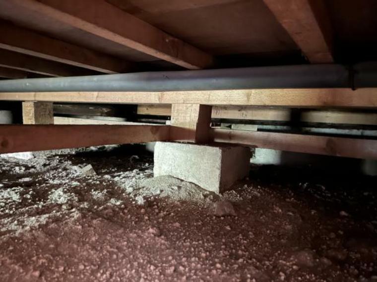 構造・工法・仕様 中古住宅の3大リスクである、雨漏り、主要構造部分の欠陥や腐食、給排水管の漏水や故障を2年間保証します。その前提で屋根裏まで確認の上でリフォームし、シロアリの被害調査と防除工事もおこないます。