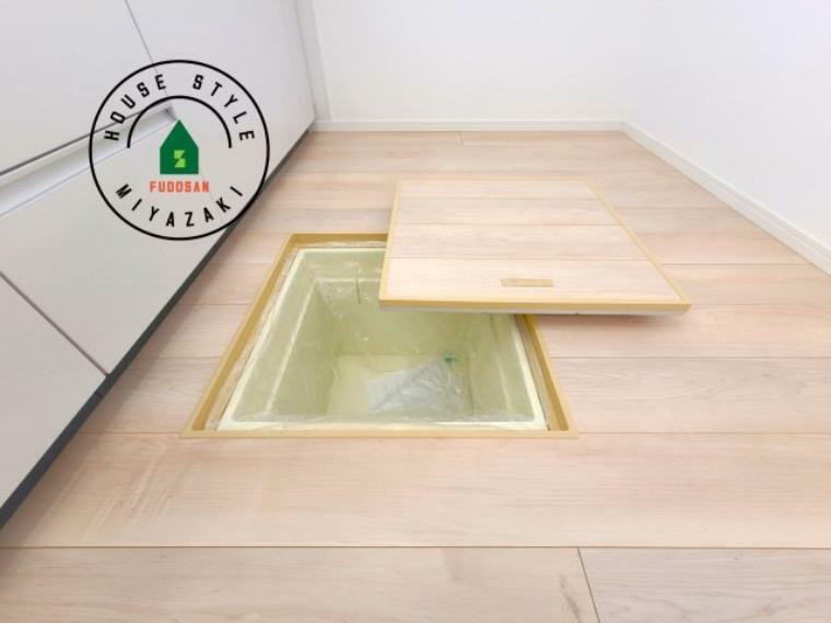 発電・温水設備 床下収納　小さな間口で床下スペースを有効に使用できす。