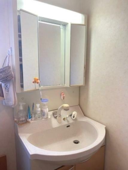 洗面化粧台 洗面化粧台は三面鏡タイプになっており、鏡の裏側は収納スペースになっております。