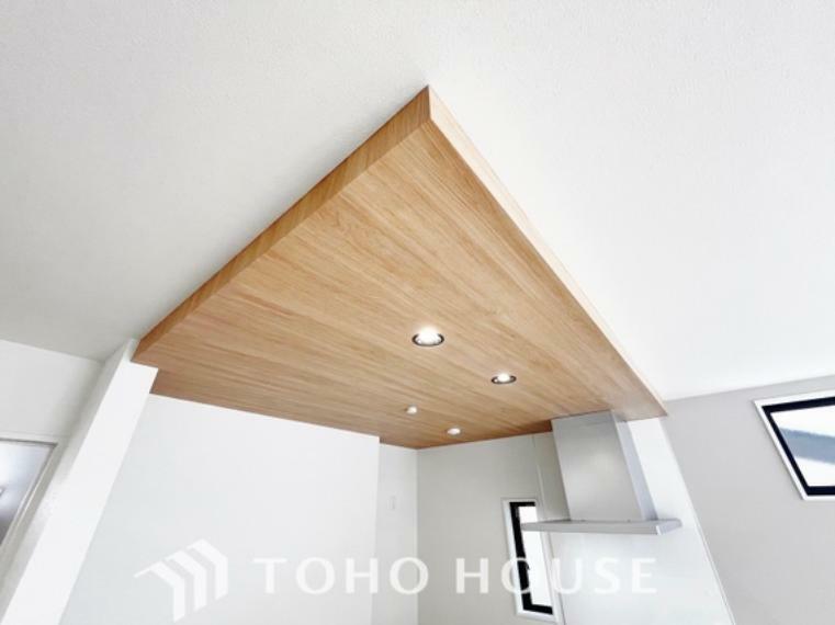 ポップアップ天井は、天井にアクセントクロスを使用する事でその空間が華やかになりデザイン性が増します。