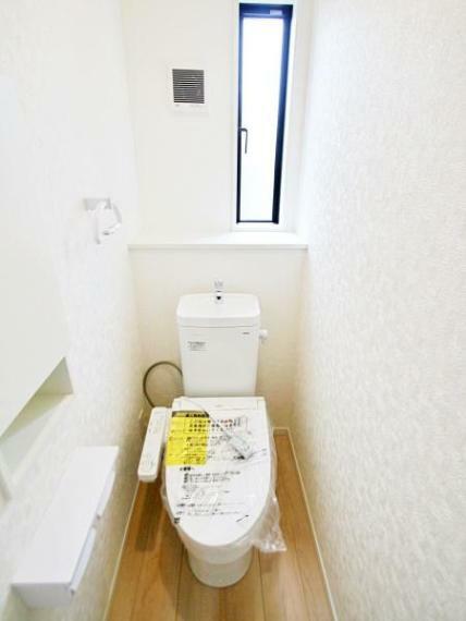 トイレ 小窓付きの1階の温水洗浄便座付トイレ