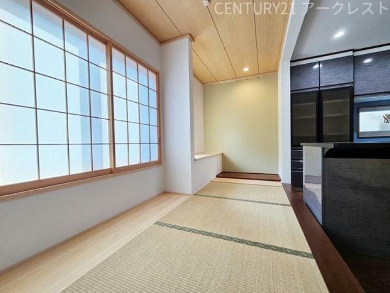 和室 洋室とは違った良さと味わいのある畳コーナーは畳の香りでリラックスできる一角です。