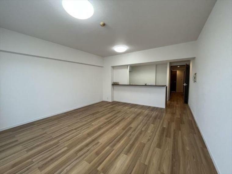 居間・リビング LDKは広々13.5帖の空間です。白を基調とした清潔感の落ち付いた空間になっております