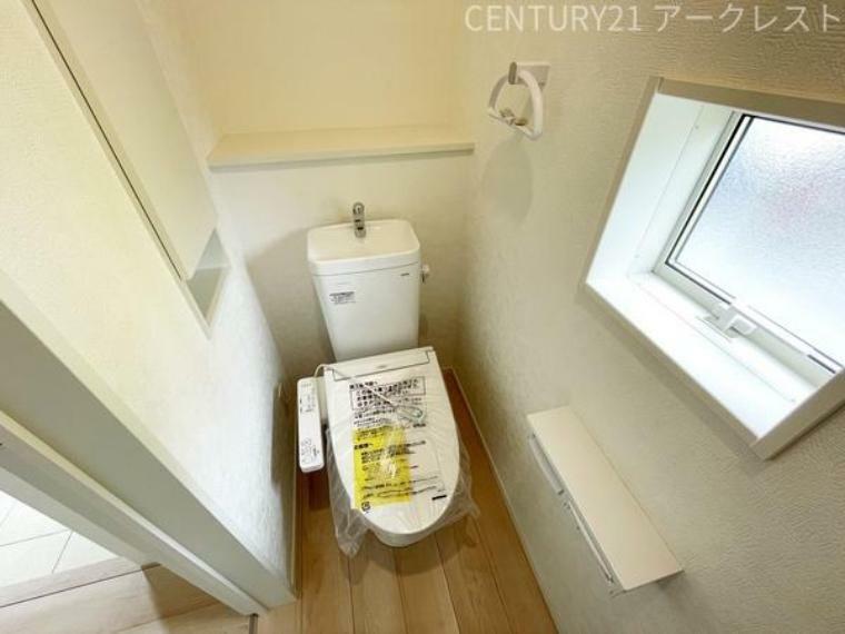 トイレ 1階の小窓のある温水洗浄便座付トイレ