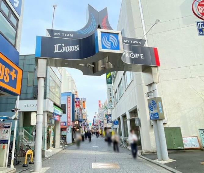 周辺の街並み 所沢プロぺ商店街 所沢駅西口から300m続く歩行者天国のプロぺ通り。 110店舗を超えるバラエティ豊かな商店が立ち並ぶ商店街です。