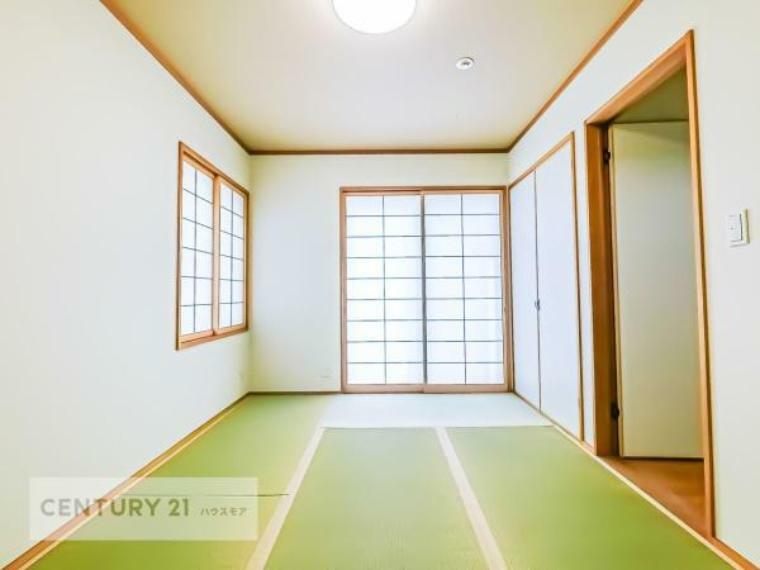 和室 日本人の心感じる「和」の空間。井草の香り漂う空間は癒しのひと時を演出してくれます！リラックス効果があるので快適に過ごせそうです。収納スペースも充実してます！