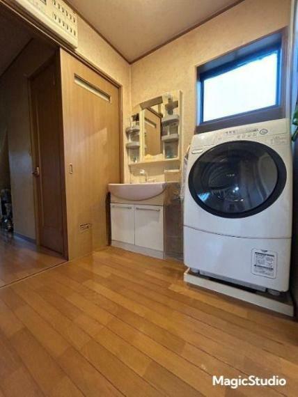 洗面化粧台 洗面所はゆとりの広々空間！ゆったり自由に使えるのが良いですね！窓もあるので、明るく、換気もできる洗面台。
