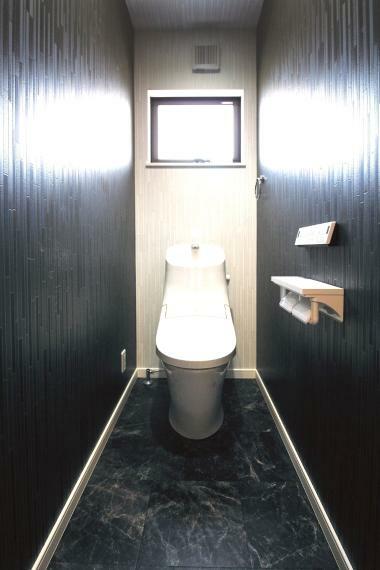 弊社施工例 18号地モデルハウス・トイレ  トイレが2ヶ所にあると重宝します。