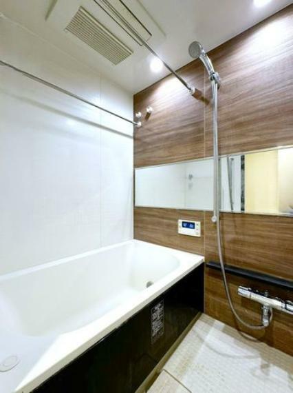 浴室 【ユニットバス】お湯張りや追い焚き、湯量・温度の調節など、ワンタッチでできるオートバスです。