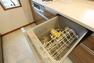 同仕様写真（内観） 食器を洗っている間にお掃除など、様々なシーンで家事の時短に役立つ食洗機。省スペースのビルトインタイプを採用しました。家事の時間を短縮してくれるだけでなく、電気・水道代の節約にも〇。