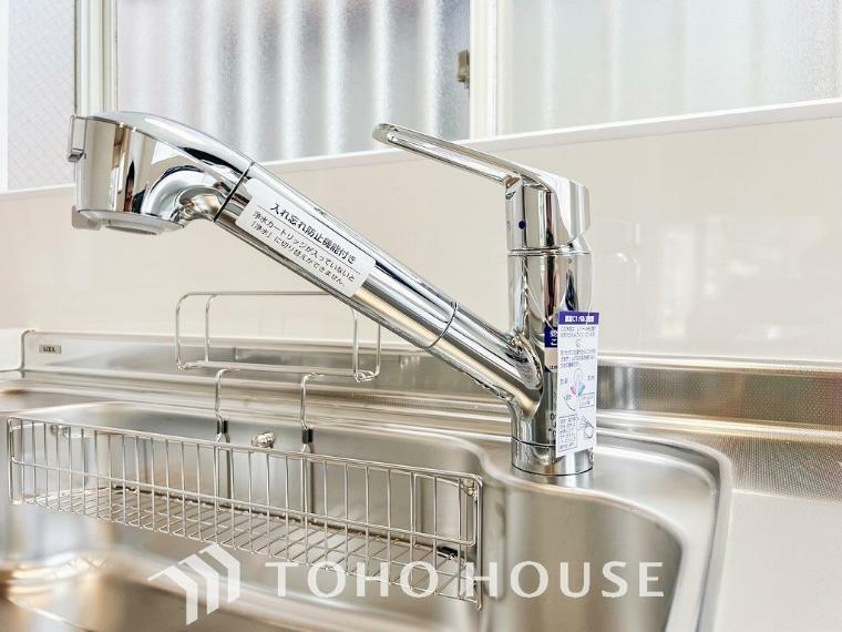 【浄水器一体型水栓】シャワーヘッド内に内蔵されたカートリッジがカルキ・溶解性鉛・農薬・カビ臭などの不純物を低減します。
