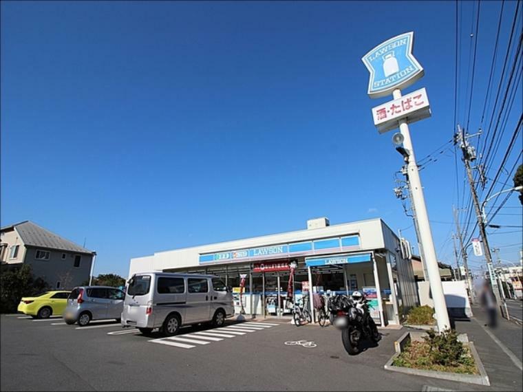 コンビニ ローソン西東京西原町二丁目店 24時間営業なので急なお買い物にも便利です。 お弁やホットスナック、カフェなどの飲み物も販売しています。 駐車場あり