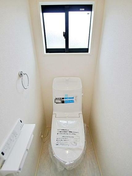 トイレ 小窓付きの2階の温水洗浄便座付トイレ