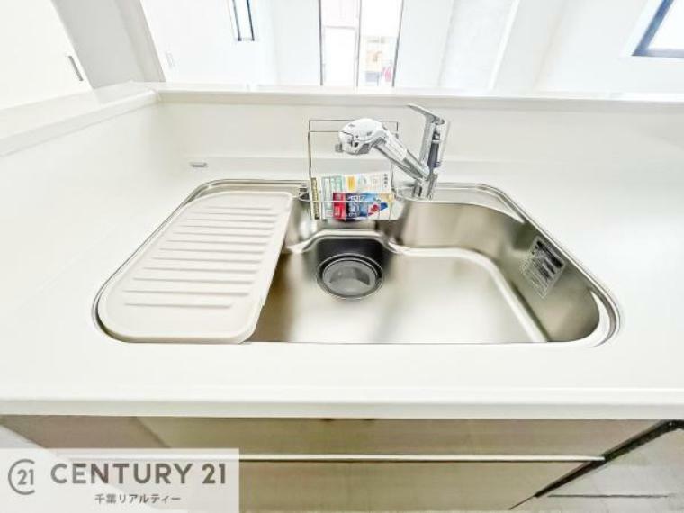 キッチン ワイドなシンクですね！水が跳ねにくく洗物がしやすい家事が楽々仕様のシステムキッチンです！ デザイン性と機能性を兼ねたキッチンで清潔感がありますね！