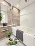 浴室 （仕様イメージ）壁一面にウォールナット柄のアクセントパネルを採用し、温かみと落ち着きのある空間