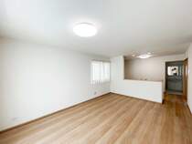 開放的な空間が広がるLDK。室内には豊かな陽光が注ぎ込み、爽やかな住空間を演出してくれます。