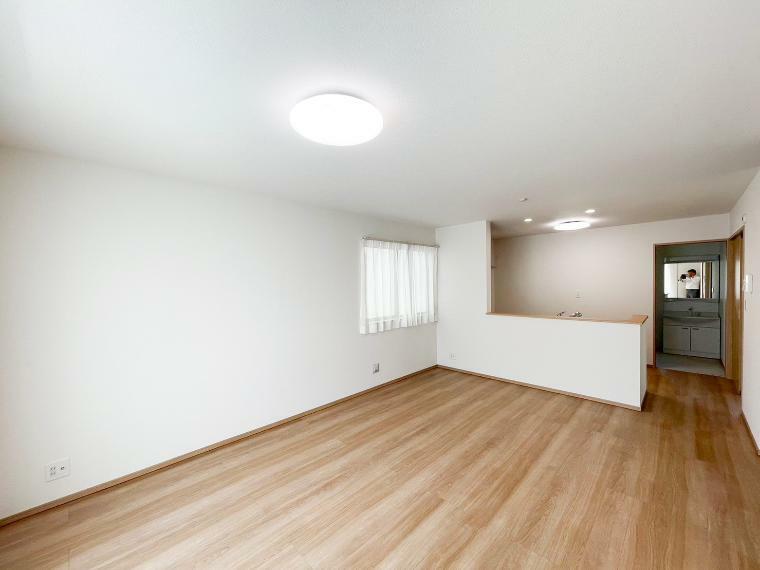 居間・リビング 開放的な空間が広がるLDK。室内には豊かな陽光が注ぎ込み、爽やかな住空間を演出してくれます。