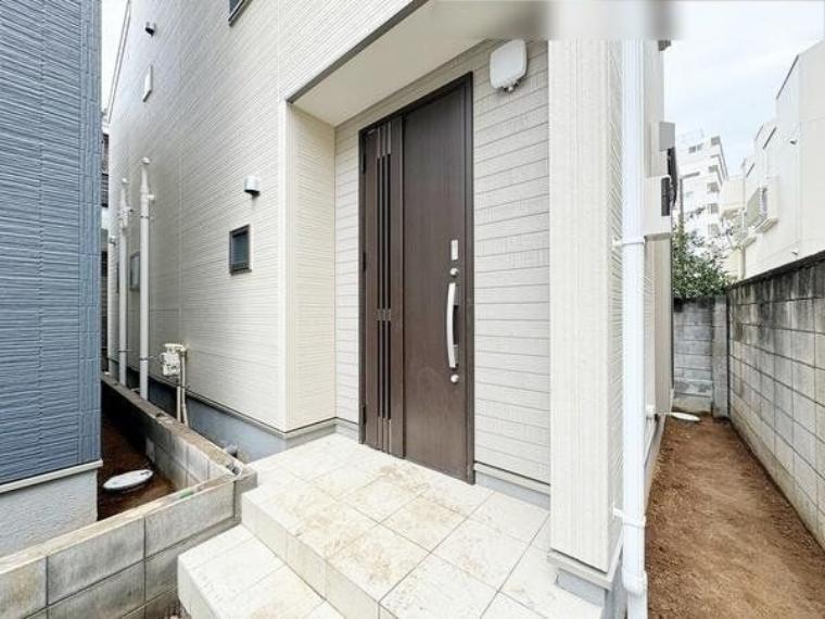 外から見た玄関の様子です