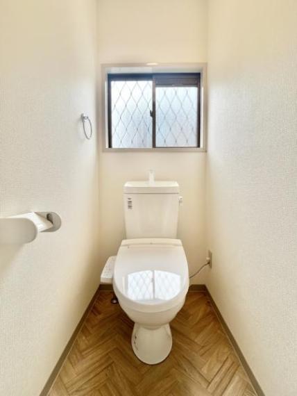 トイレ 【リフォーム済】トイレはLIXIL製の温水洗浄機能付きに新品交換しました。キズや汚れが付きにくい加工が施してあるのでお手入れが簡単です。直接肌に触れるトイレは新品が嬉しいですよね。