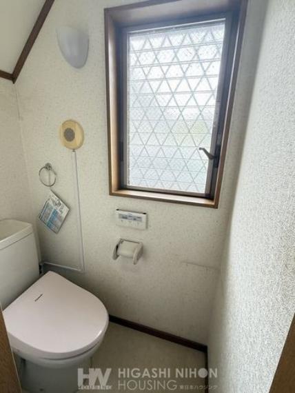 トイレ 全体を白でまとまっているシンプルでエレガントなトイレ空間です。アクセントにグリーンや、ポスターを飾って、スタイリッシュな印象にコーディネイトしても素敵ですね。