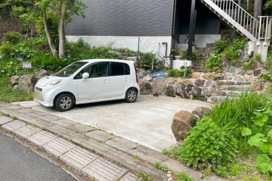 駐車場 駐車場は普通車と小型車で2台分可能です