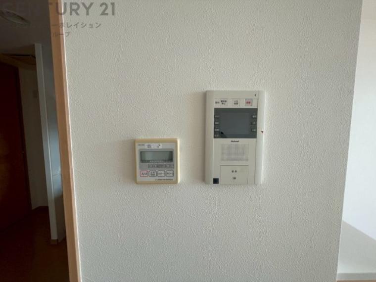 TVモニター付きインターフォン 訪問者が来たときにテレビ画面で確認できるため、安心してドアを開けられます。録画機能があるものもあり、留守中に来訪者を記録しておくことができます。利便性が高く、セキュリティ面でも安心です。