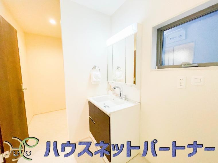 家族全員が使う洗面化粧台。手に取りたいものがさっと取り出せて身支度が快適にできます。1日のスタートを心地よく始めるには、スムーズに心地よく準備できる洗面化粧台がいいですよね。