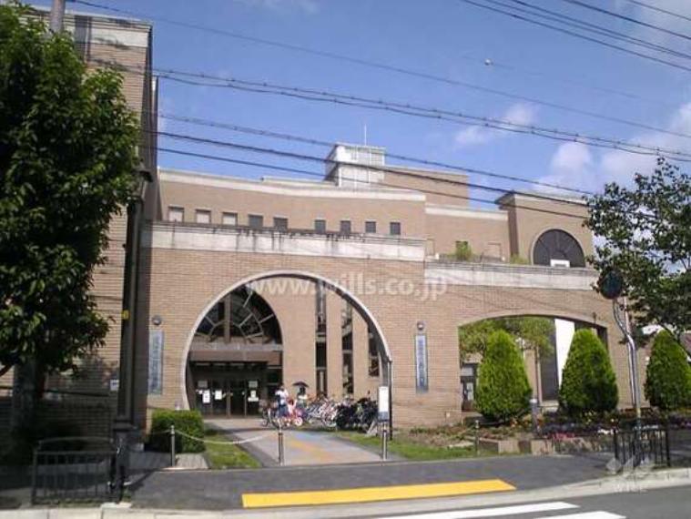 西図書館の外観（約722m）