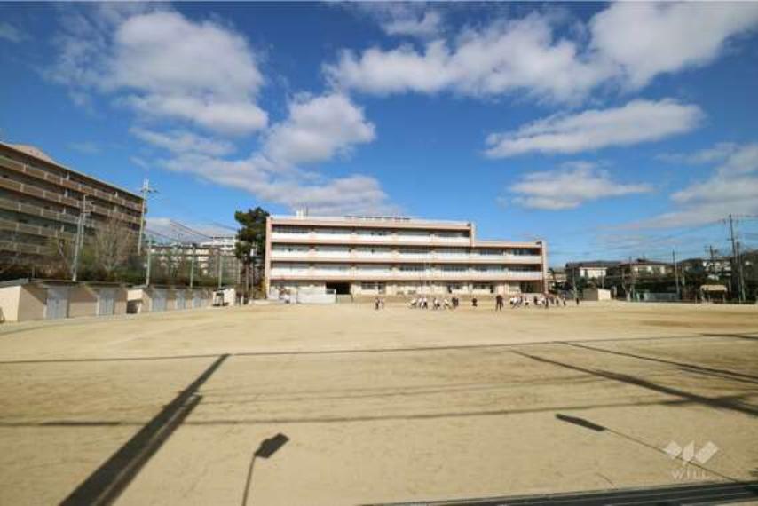 仁川小学校［公立］の外観（約285m）