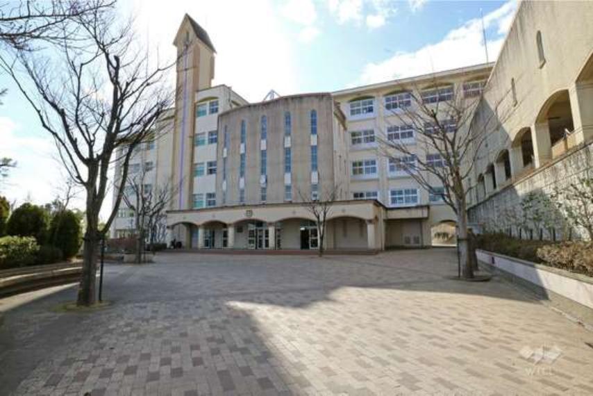 宝塚第一中学校［公立］の外観（約698m）