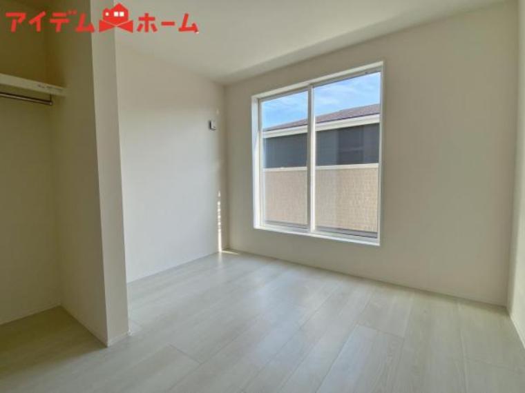 明るい寝室で心地のいい朝を迎えられそうです。<BR/>大きな窓からたっぷりの日差しが入る室内。