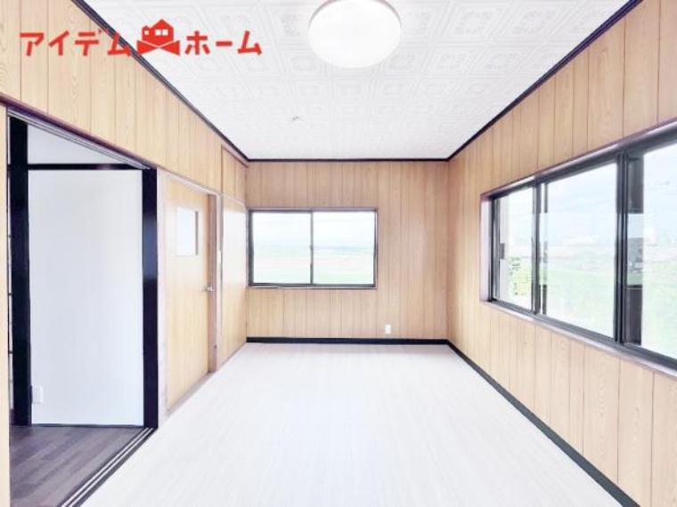 大きな窓からたっぷりの日差しが降り注ぐ明るい室内。