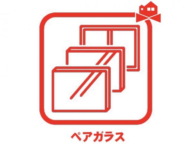 ガラスとガラスの間に空気層があり、光の透過性を保ちつつ断熱効果を得られるガラスです！<BR/>一般的な断熱材と同じ原理を用いており、対流が起こらない状態の空気は断熱性能が高いという性質を利用しています