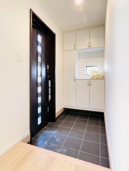 ご家族のたくさん増えた靴をキレイに収納できるシューズクローゼット付き。