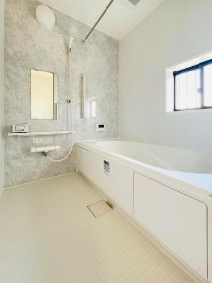 お子さまと一緒に入浴できる広々としたゆとりある浴槽。