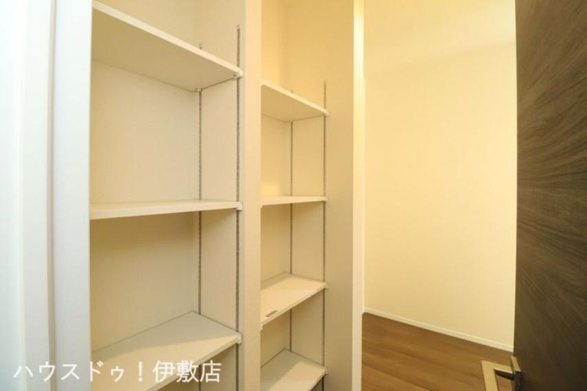 【パントリー】可動棚になっており、保存食品や調理器具などお好みの高さで収納可能です