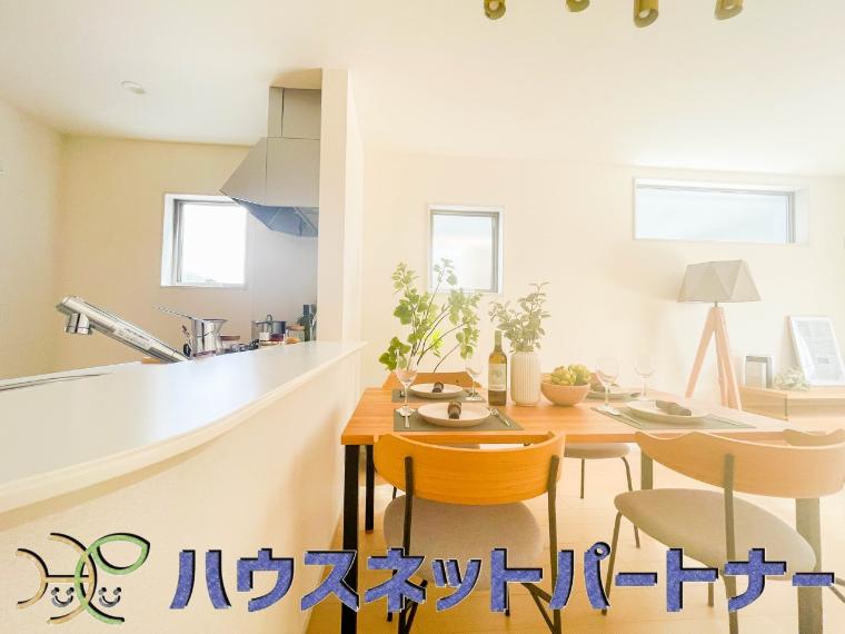 忙しい朝でも家族揃って食事をして頂ける、ゆとりある大きさのダイニングスペース。奥様の手料理をカウンター越しに受けとって頂き、テーブルで囲む素敵な時間を存分にお愉しみ下さい。