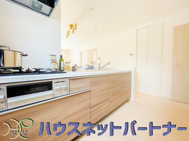 三口コンロで料理の幅を拡げてくれる使いやすいシステムキッチンを採用。洗い場も大きいので野菜や食器を洗ったりする際にも捗り、奥様の強い味方となってくれるはずです。