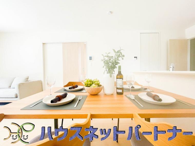 カウンターキッチンなら、リビングで遊ぶ子供の様子を見ながら料理ができるので安心です。料理を運んでもらったり、子供にお手伝いしてもらいやすいのもいいですね！