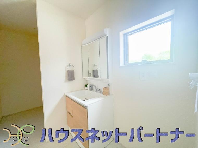 広い脱衣所、洗面台も大きなサイズを設置。建売では見ない広さと解放感。