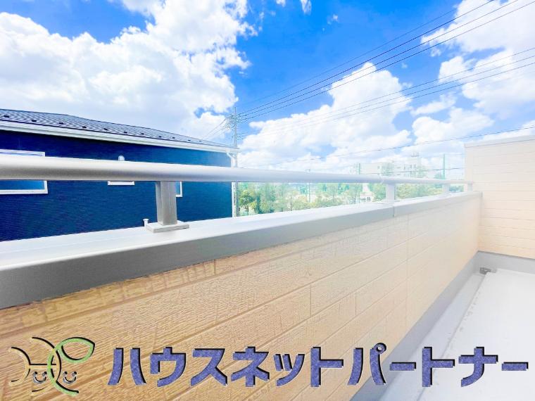 太陽の光が燦々と降り注ぐ広さのあるバルコニーで毎日のお洗濯も快適に。太陽は心を元気にしてくれますよね。