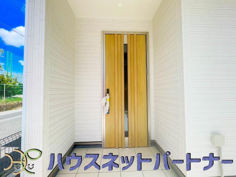 玄関の扉を開けるとそこは家族の待つお家。笑い声が聞こえてきそう。