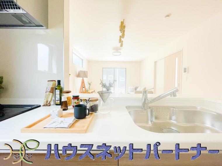 カウンターキッチンなら、リビングで遊ぶ子供の様子を見ながら料理ができるので安心です。料理を運んでもらったり、子供にお手伝いしてもらいやすいのもいいですね！