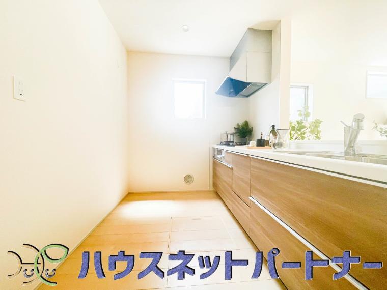 キッチン吊戸棚を無くす事によって、コミュニケーションを重視した設計に致しました。区画によって変わる一体感を、実際にご覧になって頂けましたらと思います。