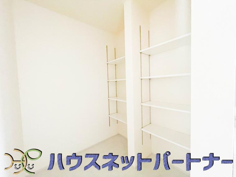 物の高さや大きさにより自由に高さを調整できる可動棚。入れたいものに合わせてアレンジできるので収納場所が自然と定まり、整理整頓も楽々行えます。