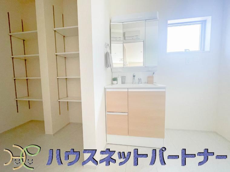 かさばるタオル類も、すっきりしまって使いやすく。収納物の量に合わせて、可動棚を調整できます。